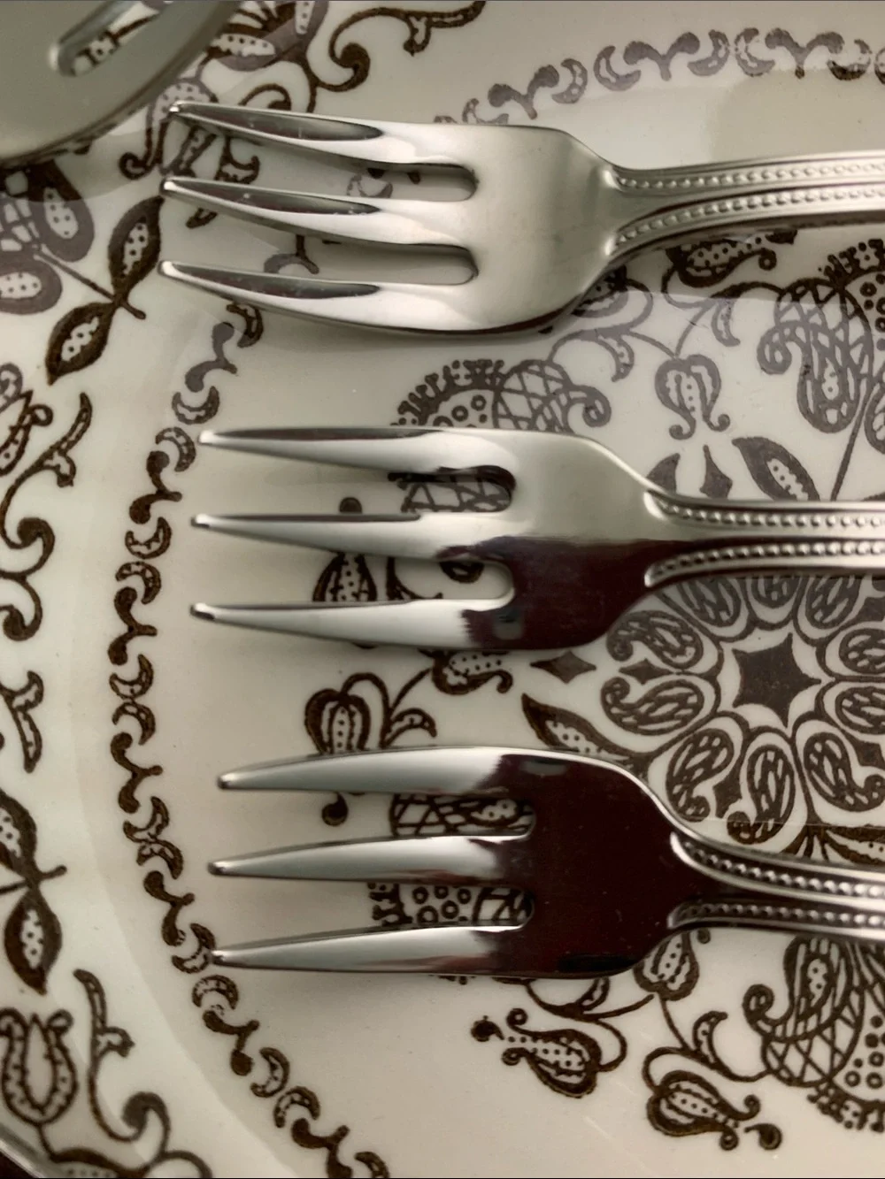 NWOT Oneida Needlepoint pattern S/12 Cocktail Forks 18/8 SS NWOT